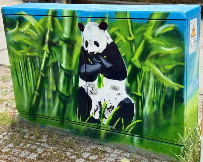 Stromkasten, auf dem eine großer Pandabär mit Bambus bemalt ist.