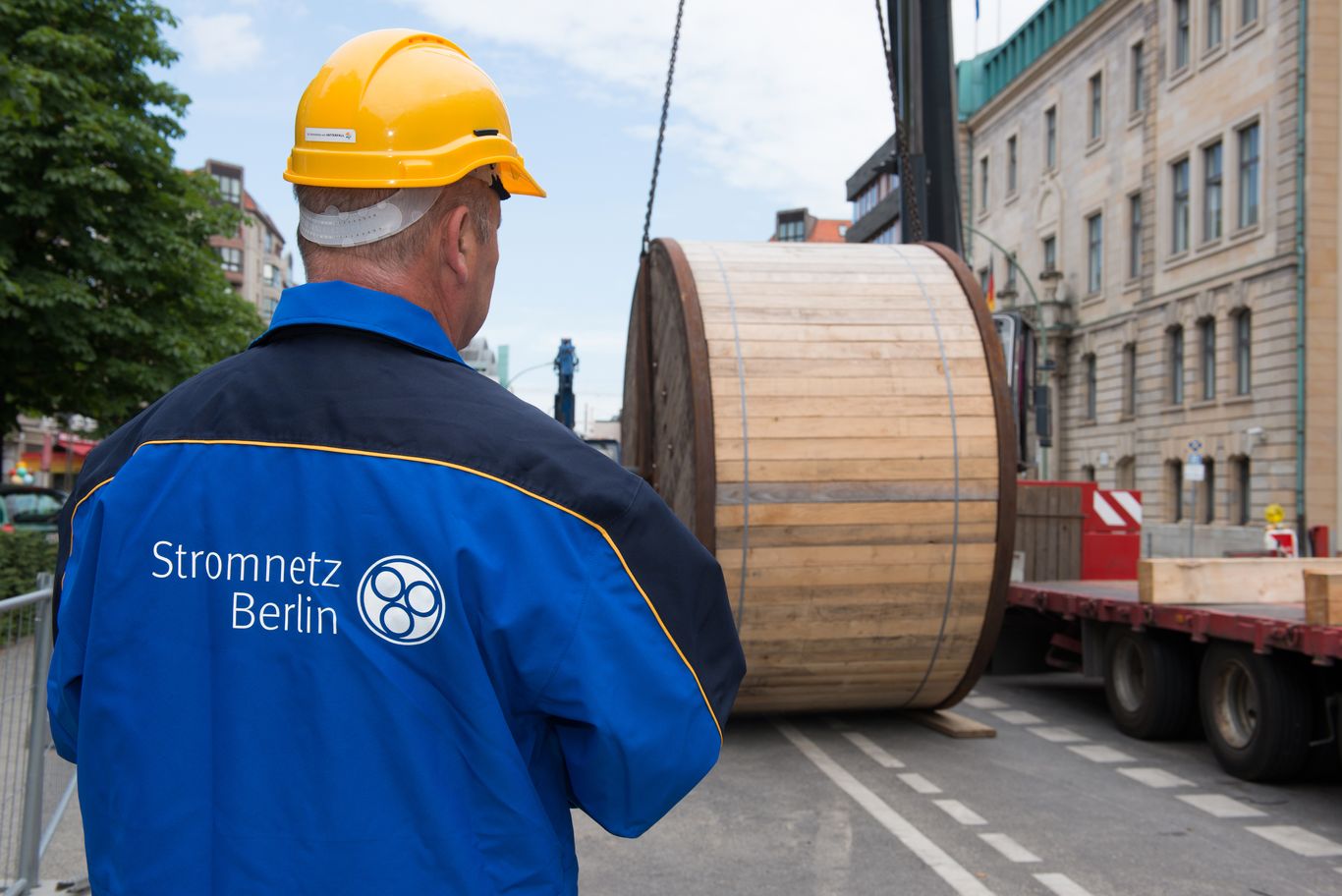 Anlieferung einer Kabeltrommel am Spreeufer bei einer Maßnahme zum Netzausbau  von Stromnetz Berlin