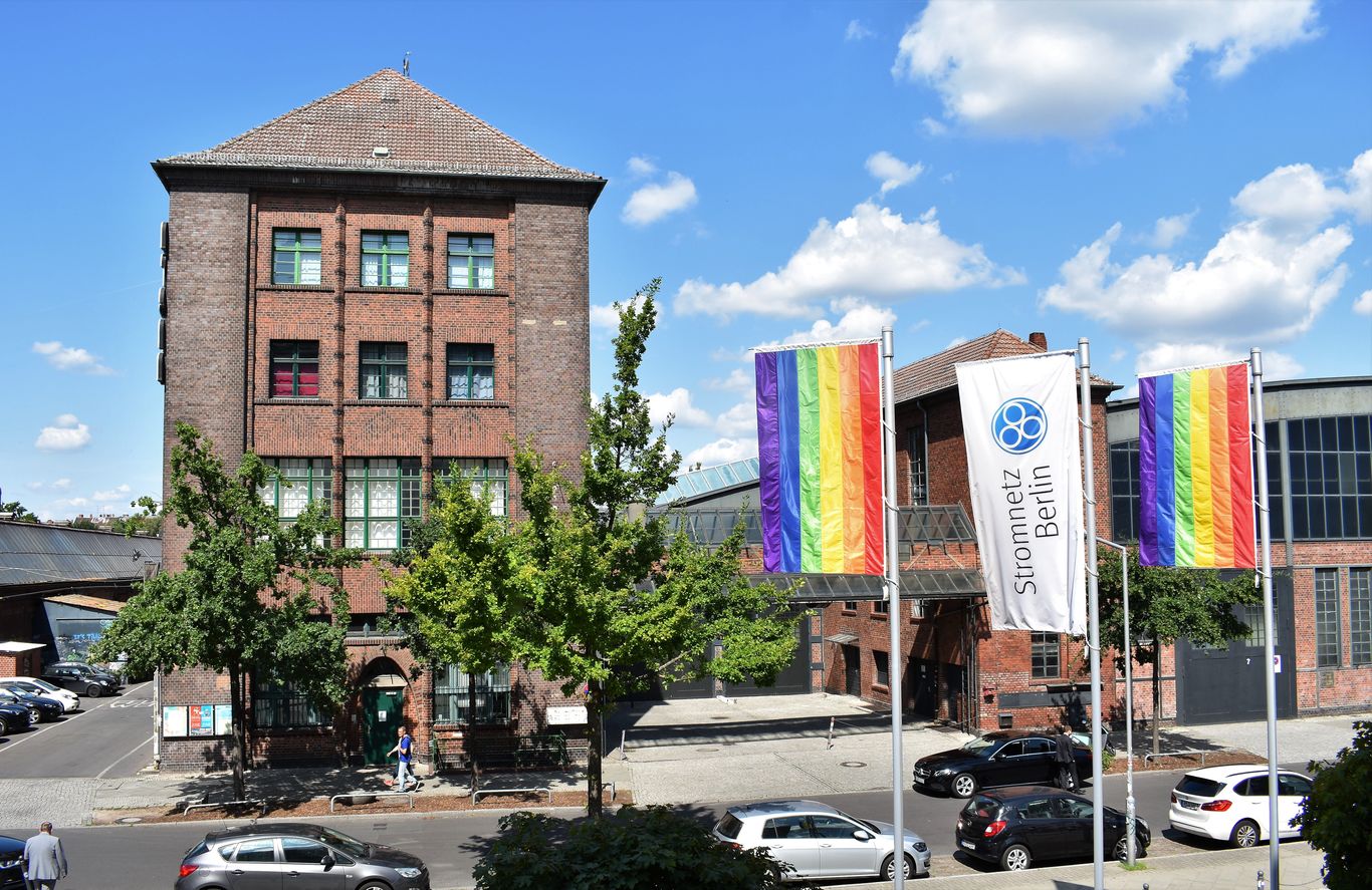 Regenbogenflaggen vor dem Hauptsitz von Stromnetz Berlin in Treptow-Köpenick