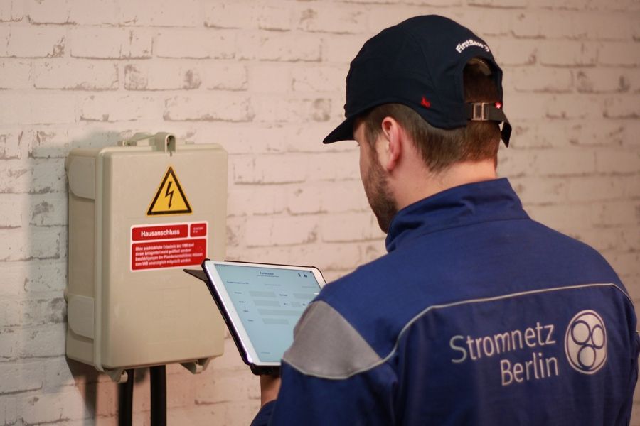 An employee of Stromnetz Berlin GmbH checks an electricity box.